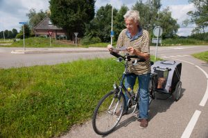 Mann mit Hundefahrradanhänger